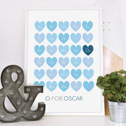 Blå alfabet-plakat med hjerter og eget navn